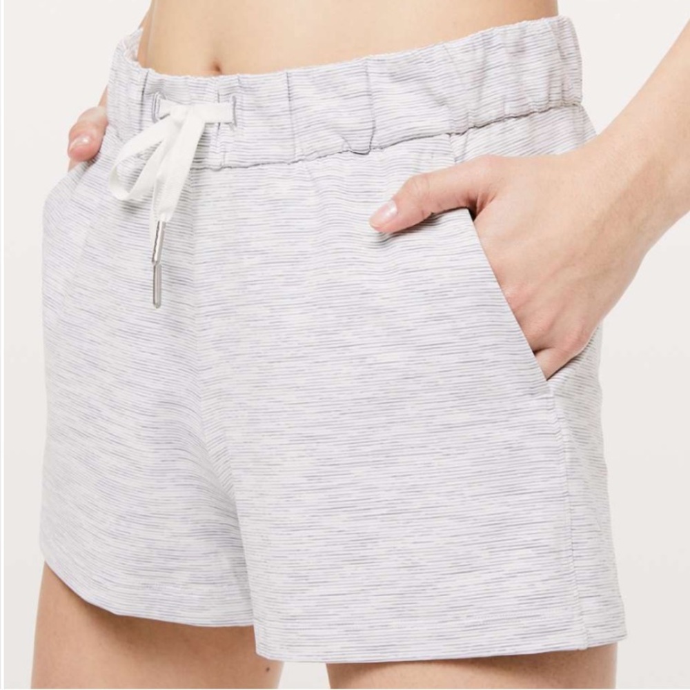 Lululemon On The Fly Short 2.5" Inseam Wee Are From Space Nimbus Battleship Sz 6
